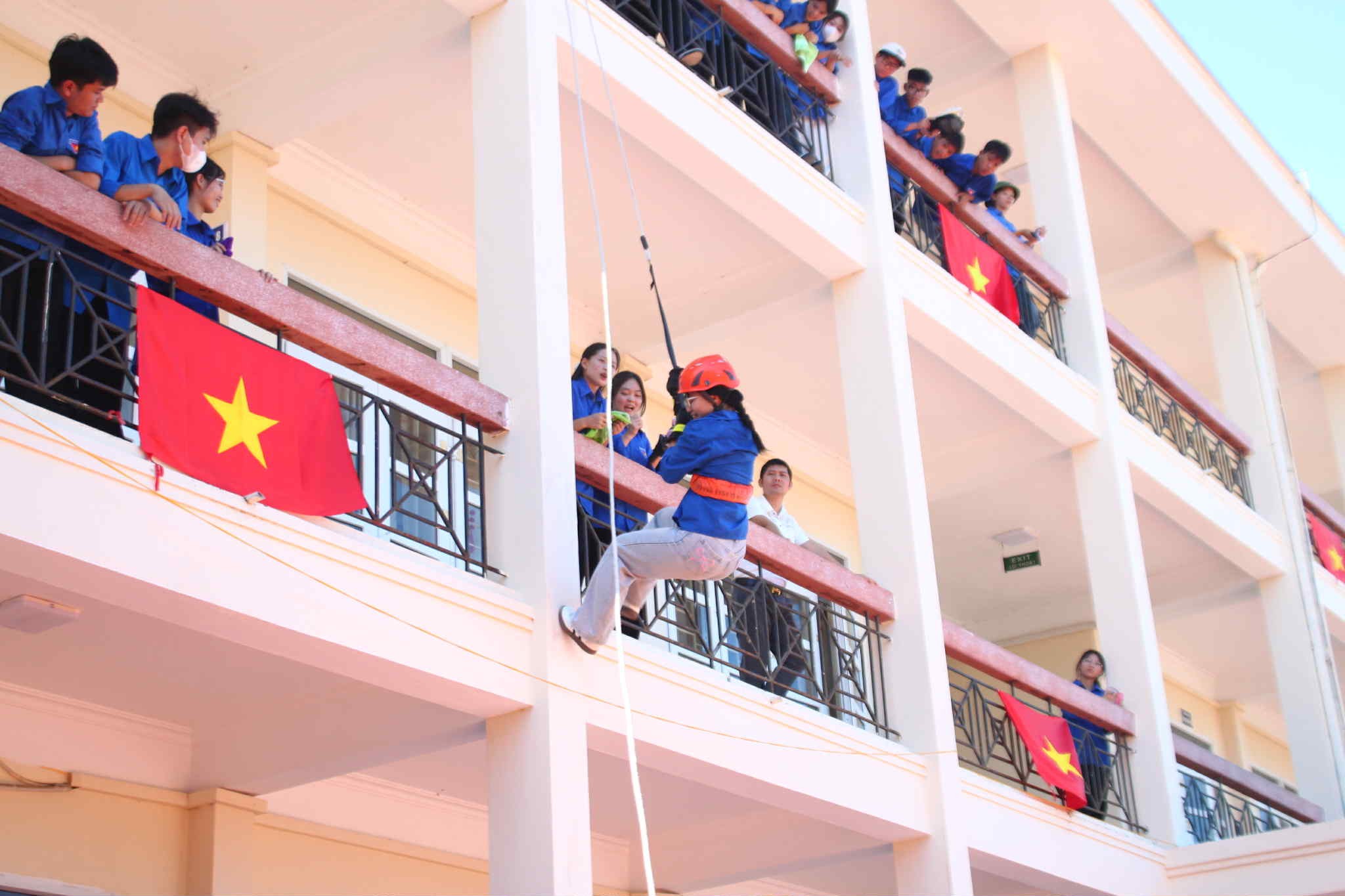 TRẢI NGHIỆM THỰC HÀNH PHÒNG CHÁY CHỮA CHÁY VÀ CỨU NẠN CỨU HỘ TẠI TRƯỜNG THPT HẢI ĐẢO